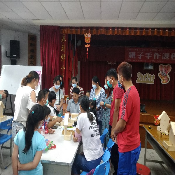 109年永靖鄉立圖書館活動花絮（活動日期：8/23、8/30、9/6）講師示範印染步驟