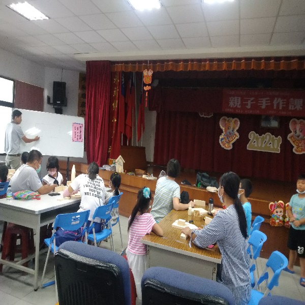 109年永靖鄉立圖書館活動花絮（活動日期：8/23、8/30、9/6）講師講解作品步驟