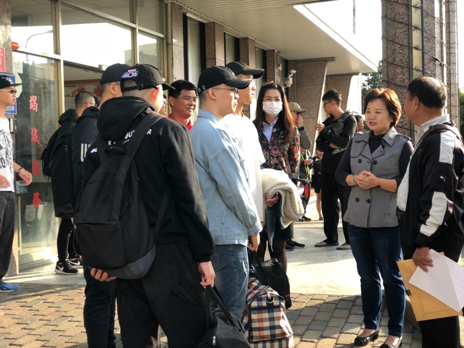 徵送埤頭子弟入伍-陸軍第e101梯次鄉長叮嚀即將入伍的埤頭子弟，注意自身安全、出門在外事事小心謹慎。