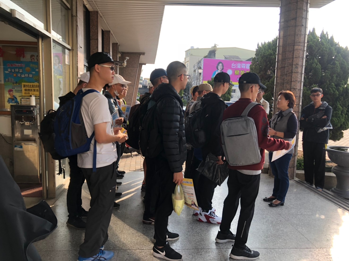 徵送埤頭子弟入伍-陸軍第e101梯次鄉長叮嚀即將入伍的埤頭子弟，注意自身安全、軍旅生活順利、不忘打電話回家報平安。