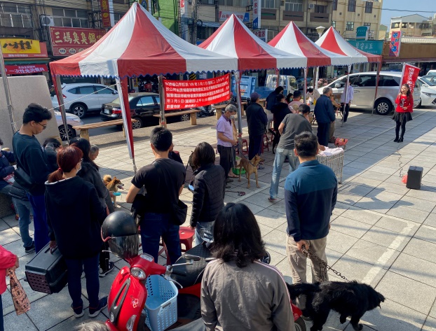 109年度永靖鄉寵物登記及狂犬病疫苗預防注射活動鄉親帶著家中的毛小孩踴躍參予狂犬病疫苗預防注射
