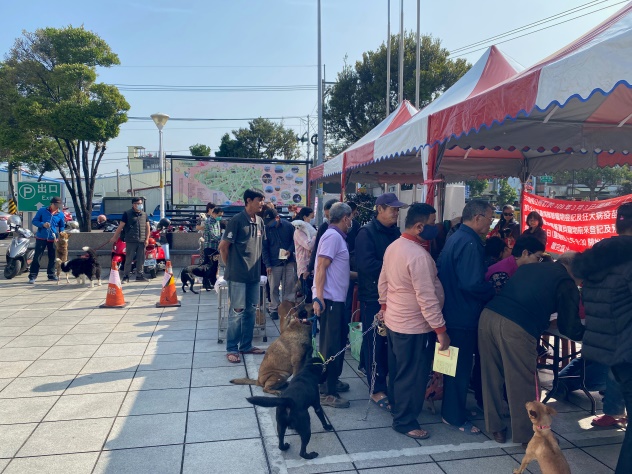 109年度永靖鄉寵物登記及狂犬病疫苗預防注射活動鄉親與毛小孩排隊等待接種狂犬病疫苗