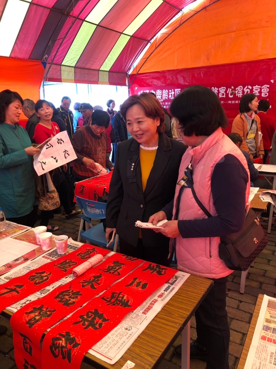 1080118埤頭鄉樂齡祖孫歡樂學書法一起揮毫去鄉長親臨現場感受揮毫之趣