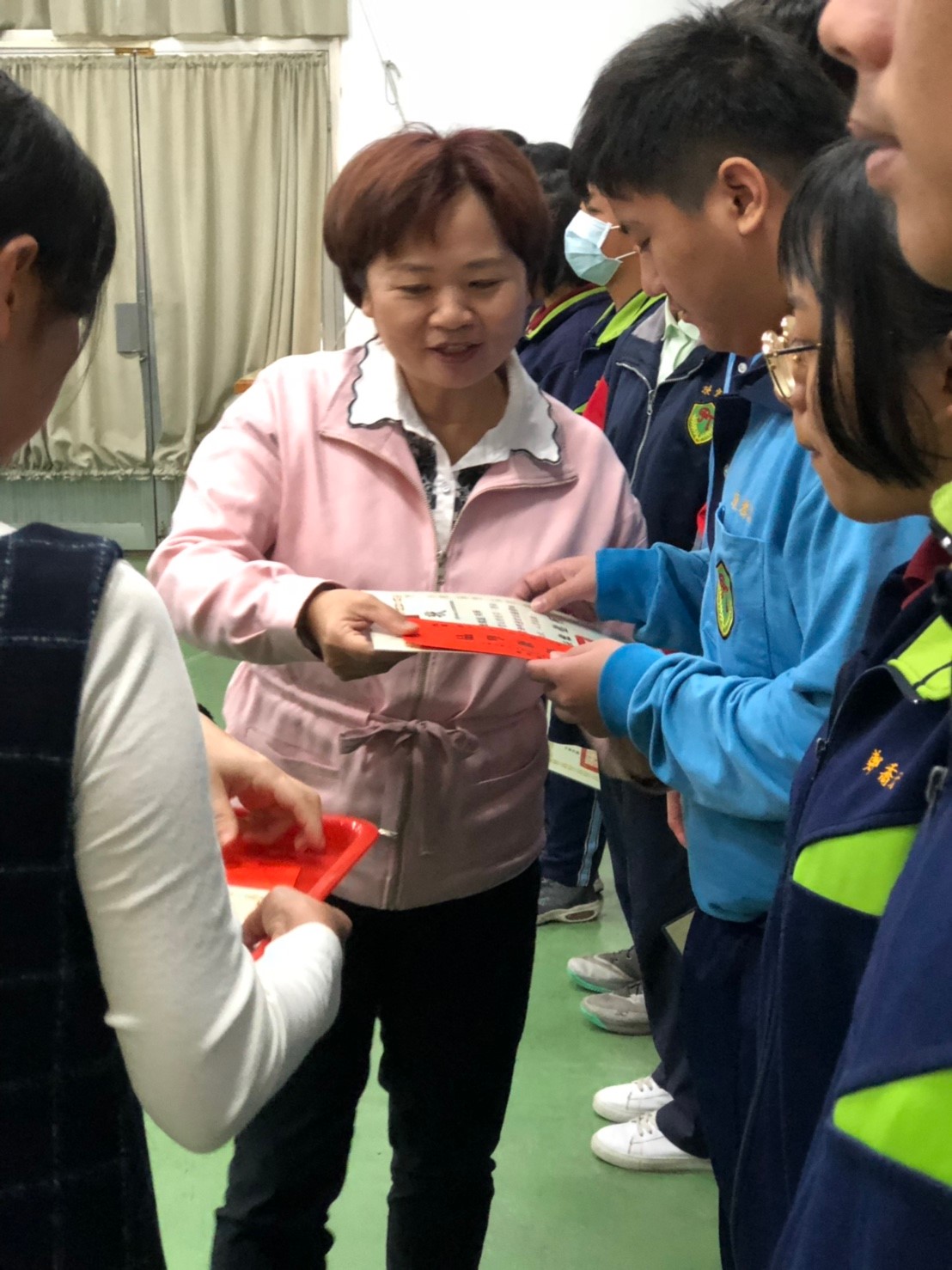 1080213頒發埤頭鄉公所永山實業西明慈愛自強獎助學金鄉長頒獎給獲獎學生