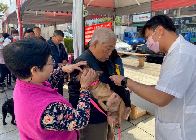 109年度永靖鄉寵物登記及狂犬病疫苗預防注射活動防疫所曹育銘獸醫師幫毛小孩接種狂犬病疫苗
