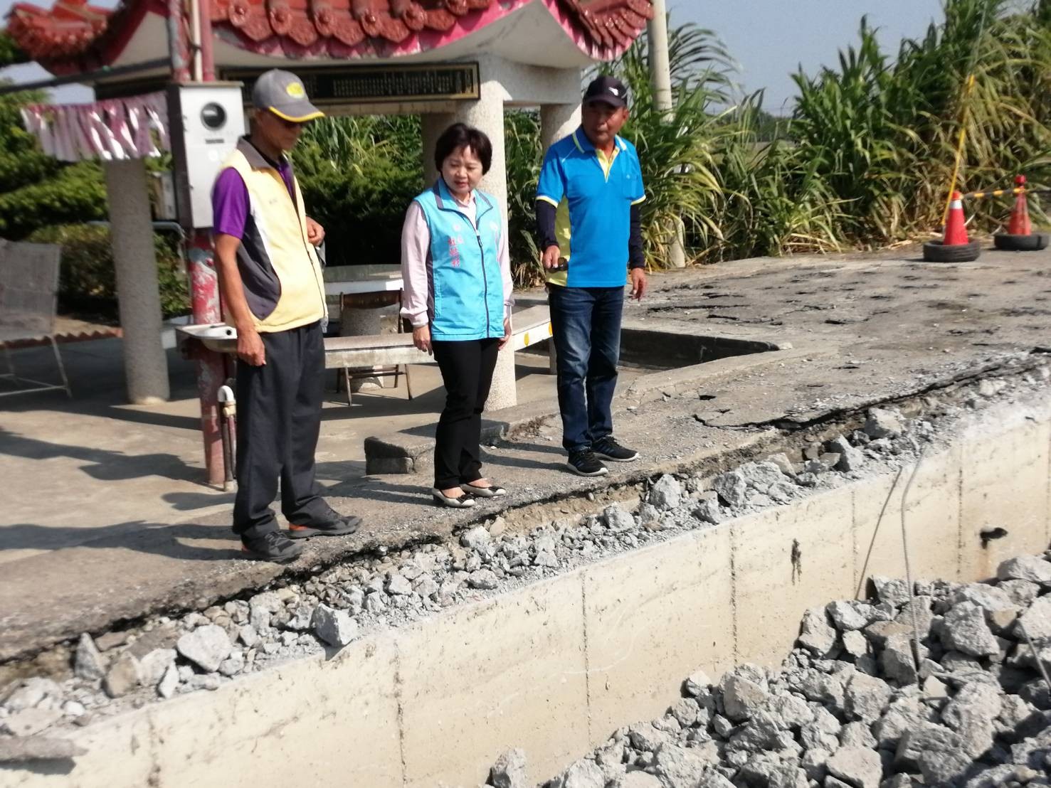 埤頭鄉新庄、庄內及永豐等村道路排水改善工程鄉長、村長及社區理事長至新庄村土地公廟前路面排水改善關心施工情形