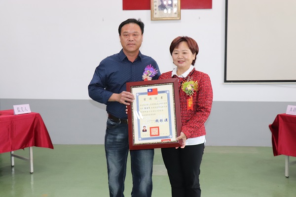 1080110埤頭鄉第18屆鄉長暨第21屆村長交接就職典禮頒發崙子村黃士晃村長當選證書