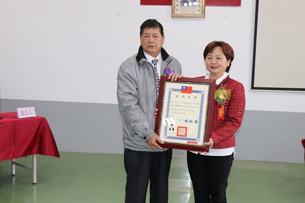1080110埤頭鄉第18屆鄉長暨第21屆村長交接就職典禮頒發崙腳村許金水村長當選證書