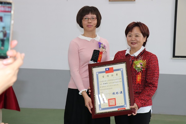 1080110埤頭鄉第18屆鄉長暨第21屆村長交接就職典禮頒發庄內村郭幼玲村長當選證書